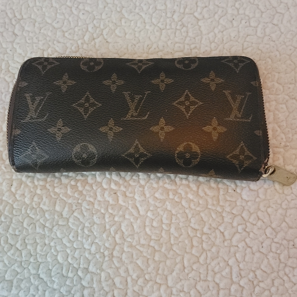 Authentic Louis Vuitton Monagram Zippy Wallet